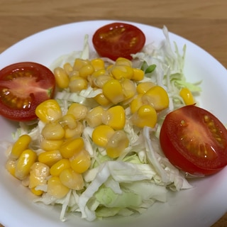 キャベツとトマトとコーンの彩り簡単サラダ